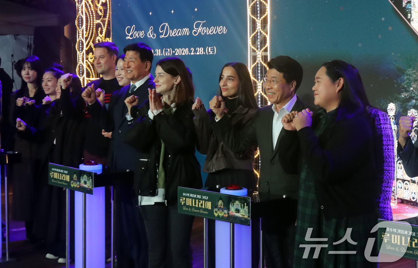 (서울=뉴스1) = 서강석 송파구청장(오른쪽 두번째)이 31일 서울 송파구 석촌호수에서 열린 송파 루미나리에 축제 개막식에서 참석자들과 기념촬영을 하고 있다.송파구 석촌호수 일대에 …