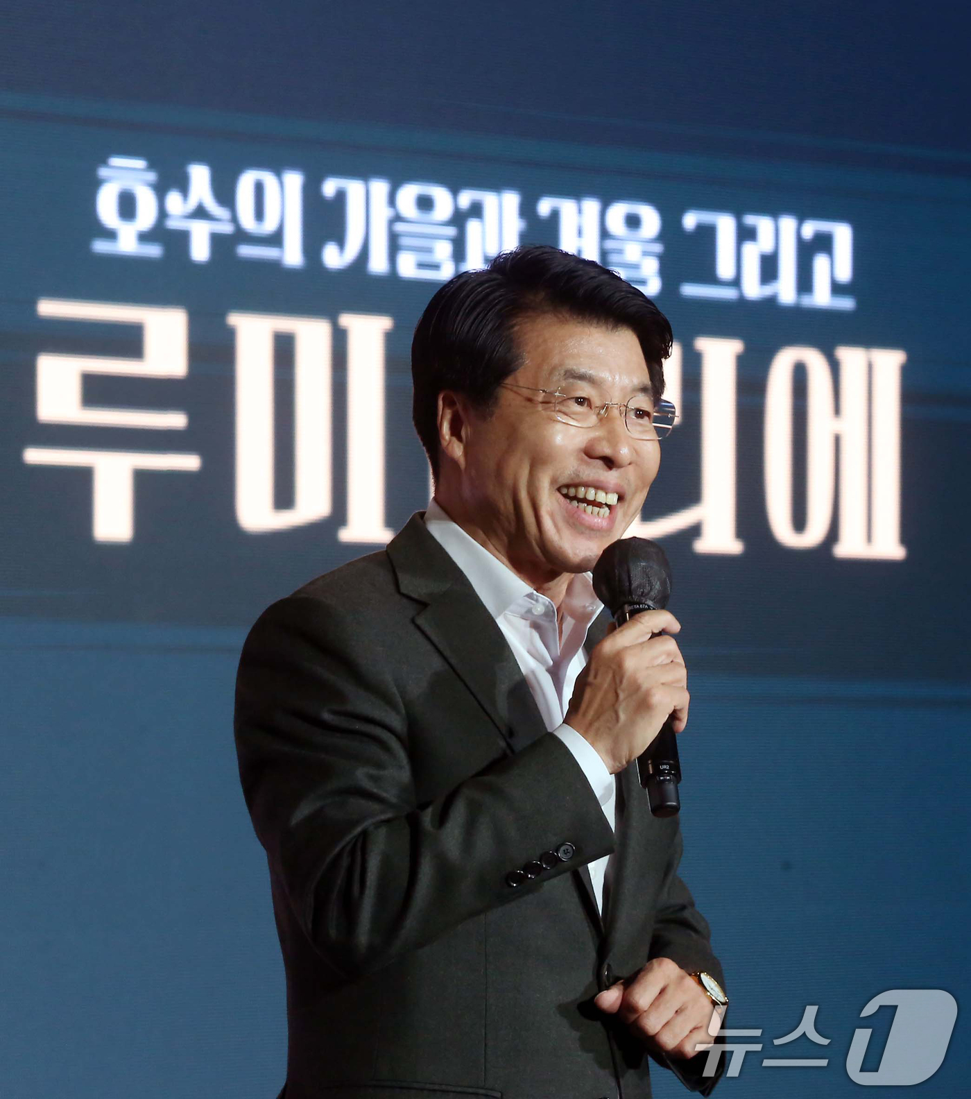 (서울=뉴스1) = 서강석 송파구청장이 31일 서울 송파구 석촌호수에서 열린 송파 루미나리에 축제 개막식에서 인사말을 하고 있다.송파구 석촌호수 일대에서 열리는 '호수의 가을과 겨 …