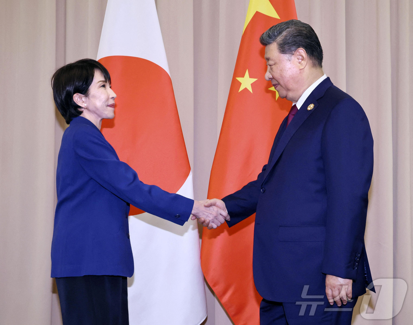 (로이터=뉴스1) = 다카이치 사나에 일본 총리와 시진핑 중국 국가주석이 31일 경주 아시아태평양경제협력체(APEC) 정상회의를 계기로 열린 중일 정상회담에서 악수를 나누고 있다. …