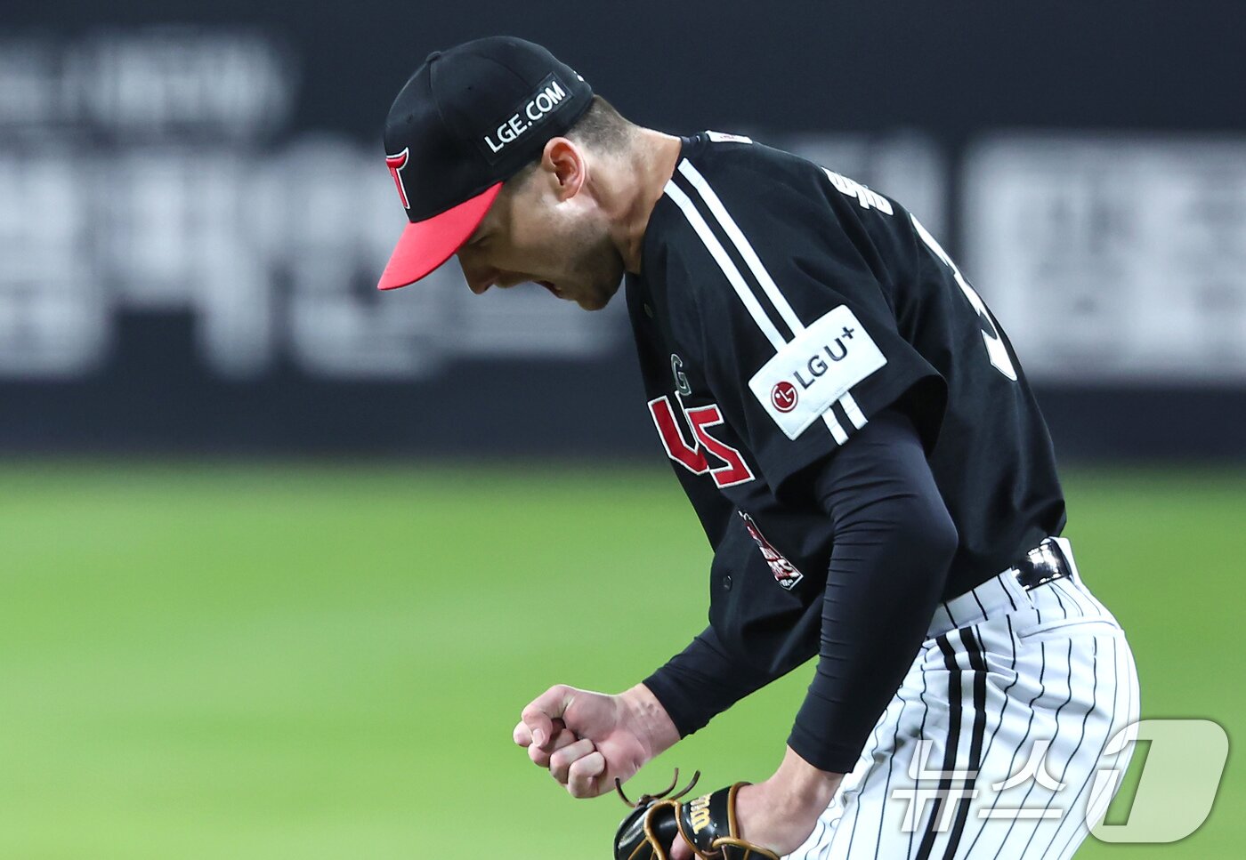 본문 이미지 - 31일 대전 한화생명볼파크에서 열린 프로야구 2025 신한 SOL뱅크 KBO 포스트시즌 한국시리즈 5차전 LG 트윈스와 한화 이글스의 경기, LG 선발투수 톨허스트가 7회말을 무실점으로 마치고 포효하고 있다. 2025.10.31/뉴스1 ⓒ News1 김도우 기자