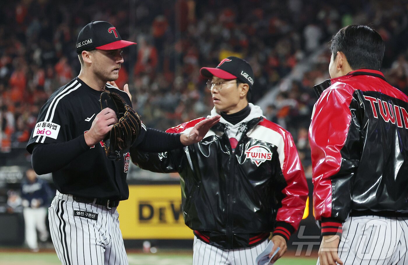 본문 이미지 - 31일 대전 한화생명볼파크에서 열린 프로야구 2025 신한 SOL뱅크 KBO 포스트시즌 한국시리즈 5차전 LG 트윈스와 한화 이글스의 경기, LG 선발 톨허스트가 7회말 이닝을 실점 없이 마친 뒤 더그아웃으로 향하고 있다. 2025.10.31/뉴스1 ⓒ News1 김진환 기자