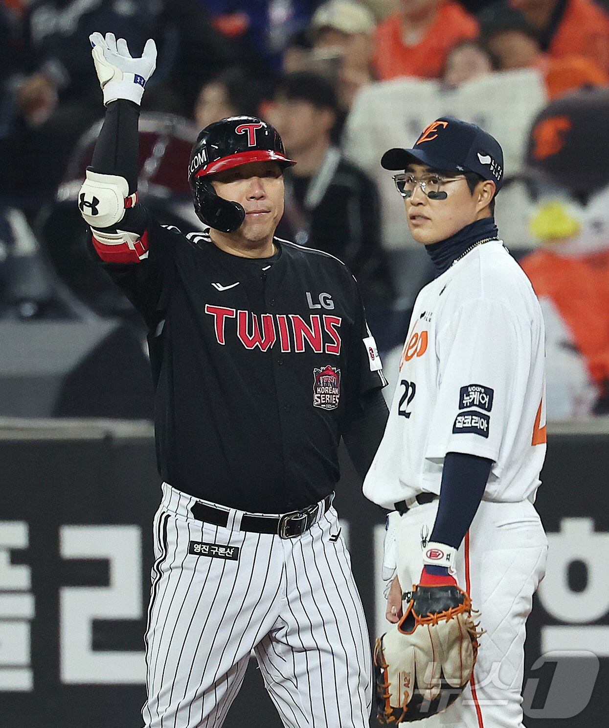본문 이미지 - 31일 대전 한화생명볼파크에서 열린 프로야구 2025 신한 SOL뱅크 KBO 포스트시즌 한국시리즈 5차전 LG 트윈스와 한화 이글스의 경기, LG 김현수가 8회초 무사 1루 상황에서 안타를 친 뒤 세리머니를 하고 있다. 2025.10.31/뉴스1 ⓒ News1 김진환 기자