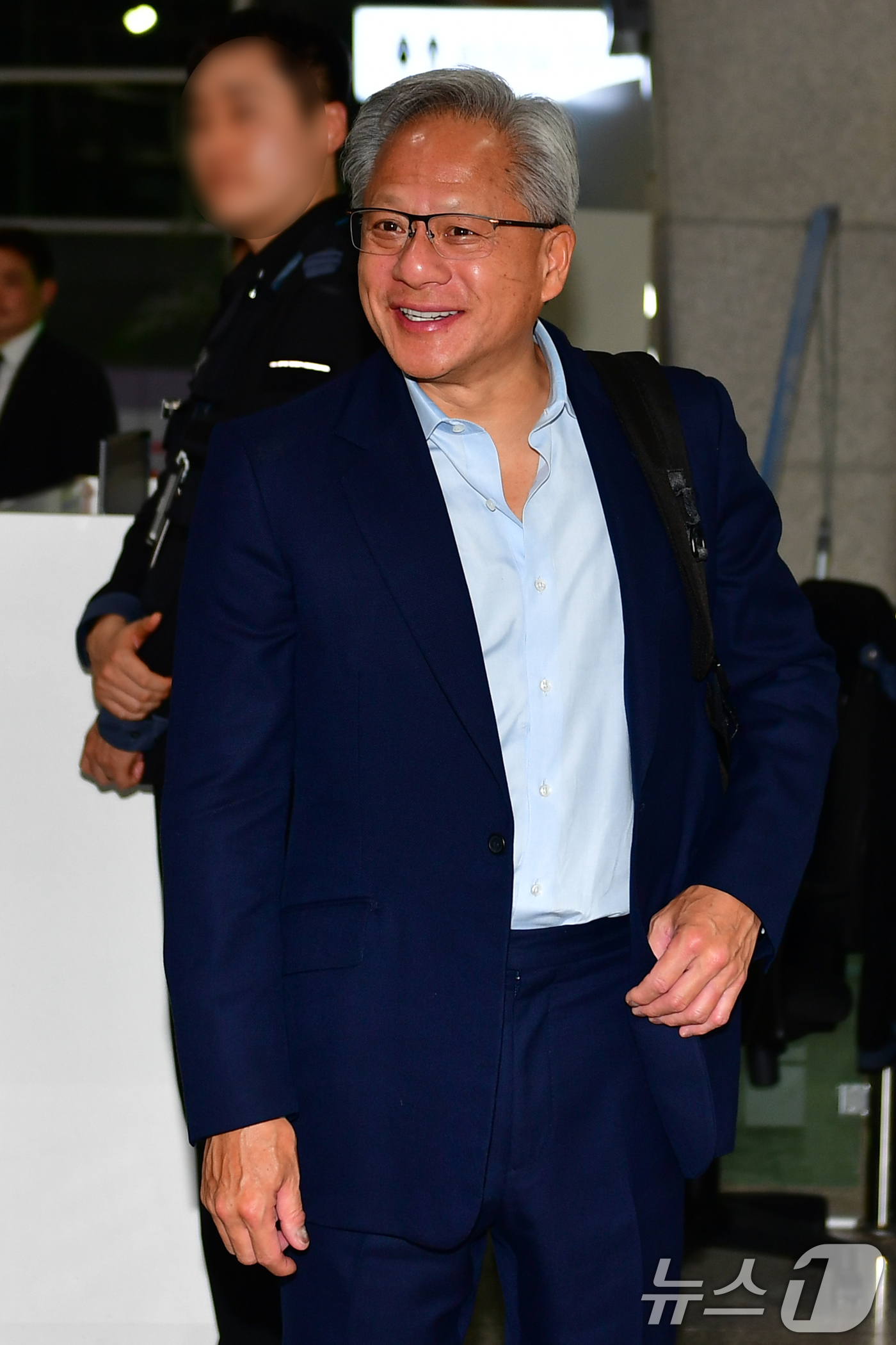 (포항=뉴스1) 최창호 기자 = 젠슨 황 엔비디아 창립자 겸 CEO 젠슨 황이 31일 오후 경북 경주시에서 열린 아시아태평양 경제협력체(APEC)  APEC일정을 마친 후 포항경주 …