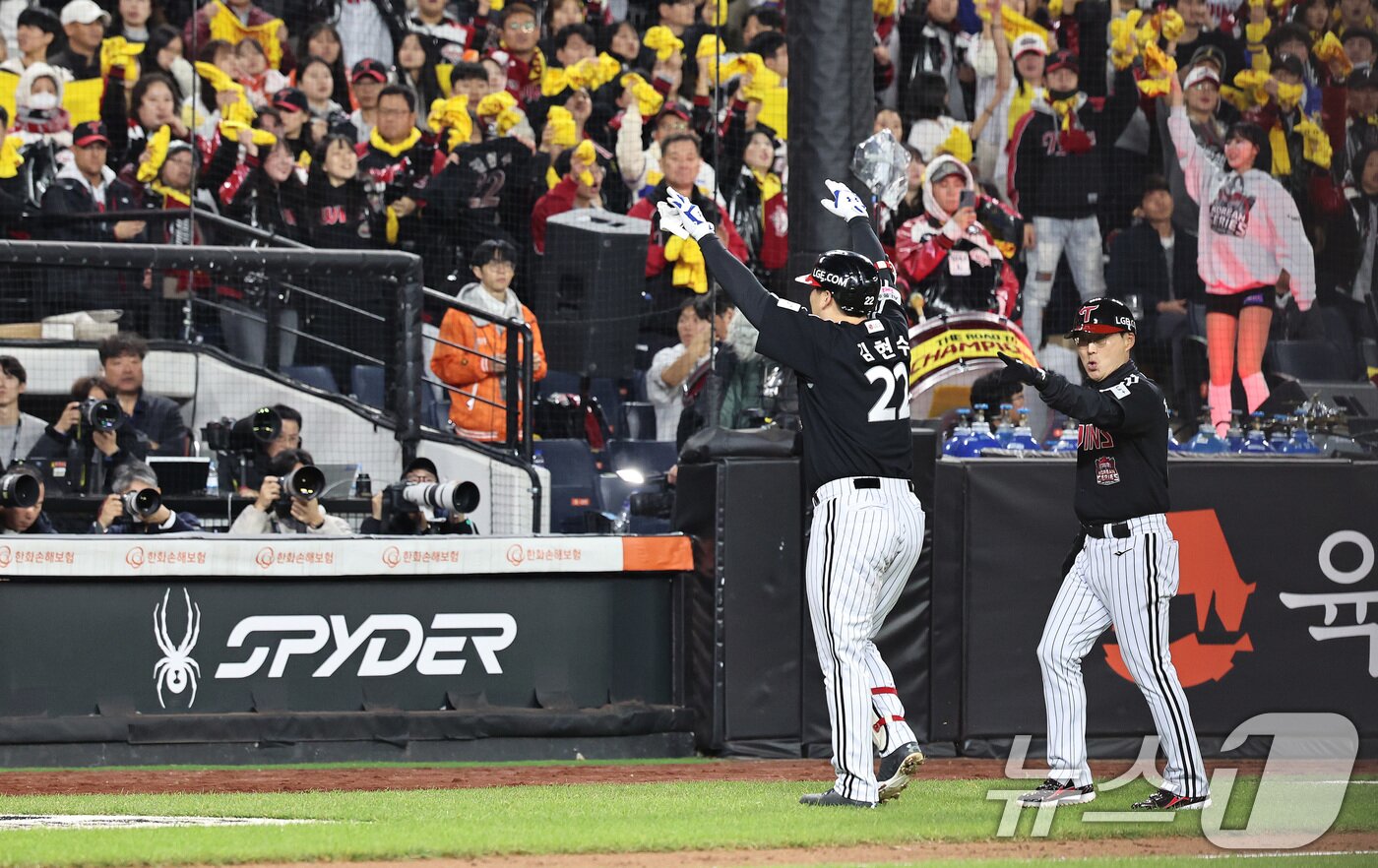 본문 이미지 - 31일 오후 대전 한화생명볼파크에서 열린 프로야구 2025 신한 SOL뱅크 KBO 한국시리즈 5차전 LG트윈스와 한화 이글스의 경기, LG 김현수가 8회초 무사 1루때 안타를 치고 대주자 최원영과 교체되며 두손을 높이 들어보이고 있다. 2025.10.31/뉴스1 ⓒ News1 구윤성 기자