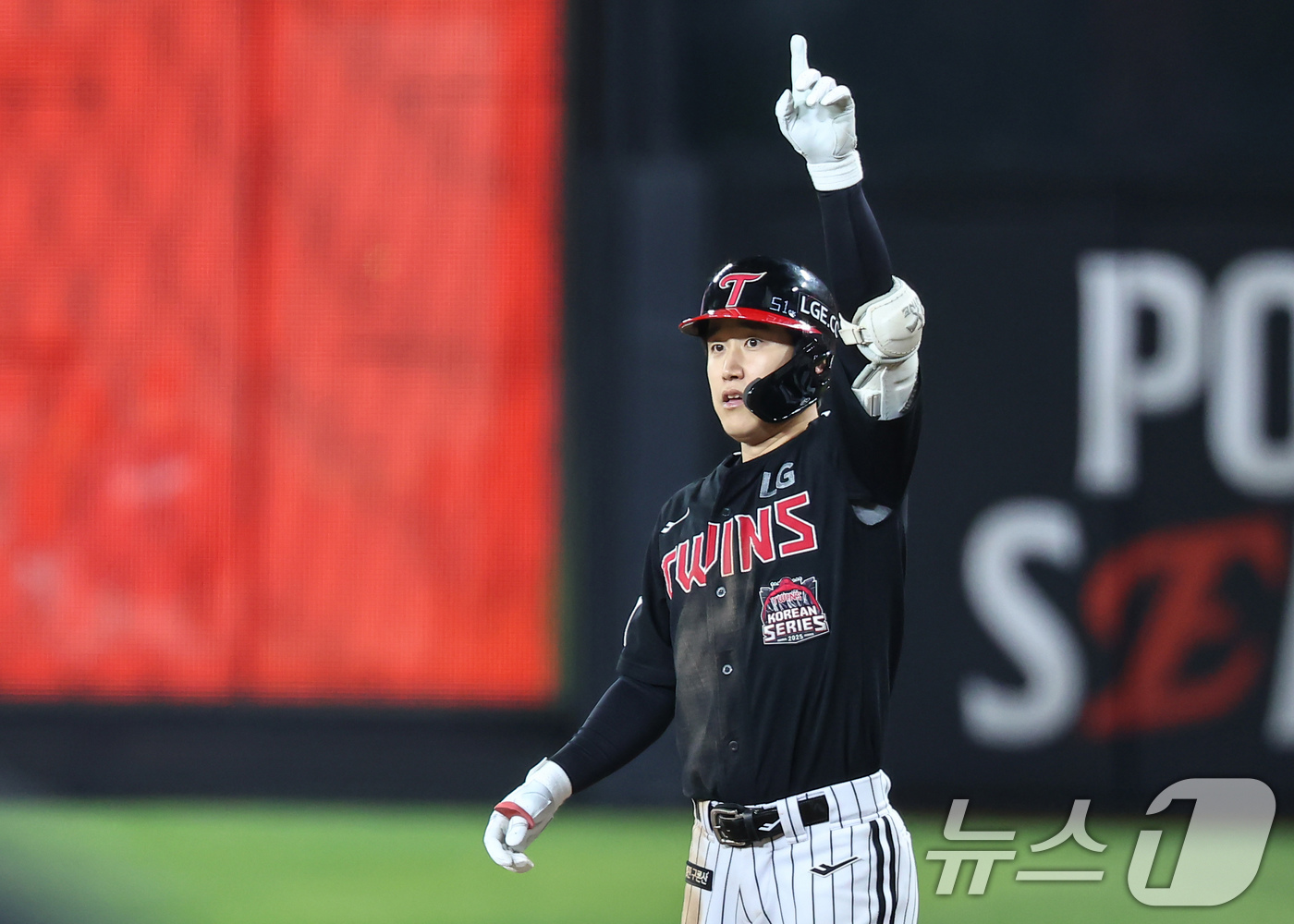 (대전=뉴스1) 김도우 기자 = 31일 대전 한화생명볼파크에서 열린 프로야구 2025 신한 SOL뱅크 KBO 포스트시즌 한국시리즈 5차전 LG 트윈스와 한화 이글스의 경기, 9회초 …