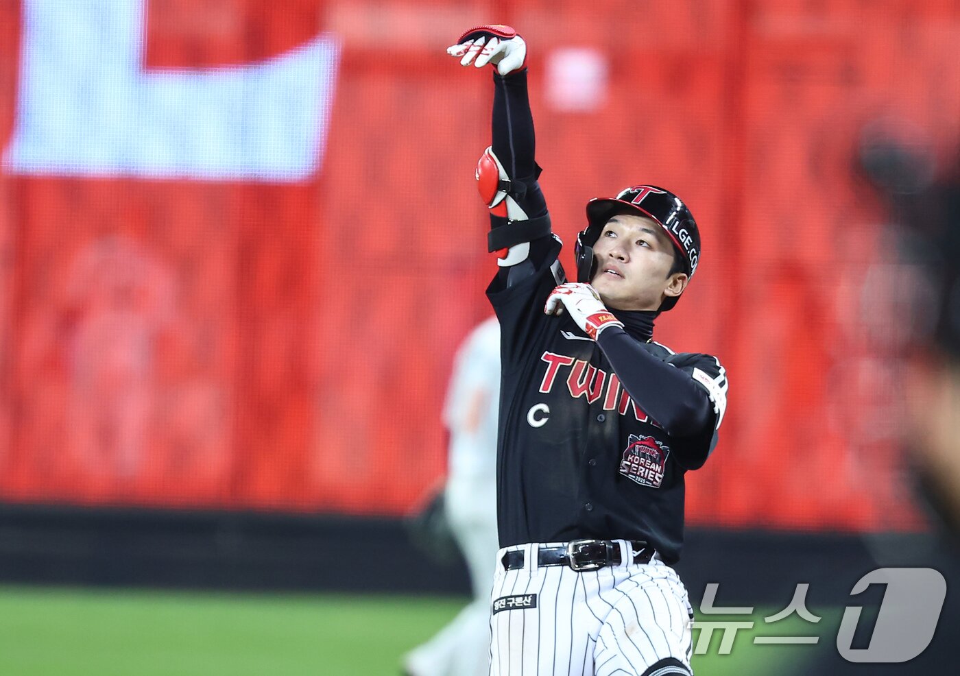 본문 이미지 - 31일 대전 한화생명볼파크에서 열린 프로야구 2025 신한 SOL뱅크 KBO 포스트시즌 한국시리즈 5차전 LG 트윈스와 한화 이글스의 경기, 9회초 1사 1,2루 상황에서 LG 박해민이 안타를 치고 기뻐하고 있다. 2025.10.31/뉴스1 ⓒ News1 김도우 기자