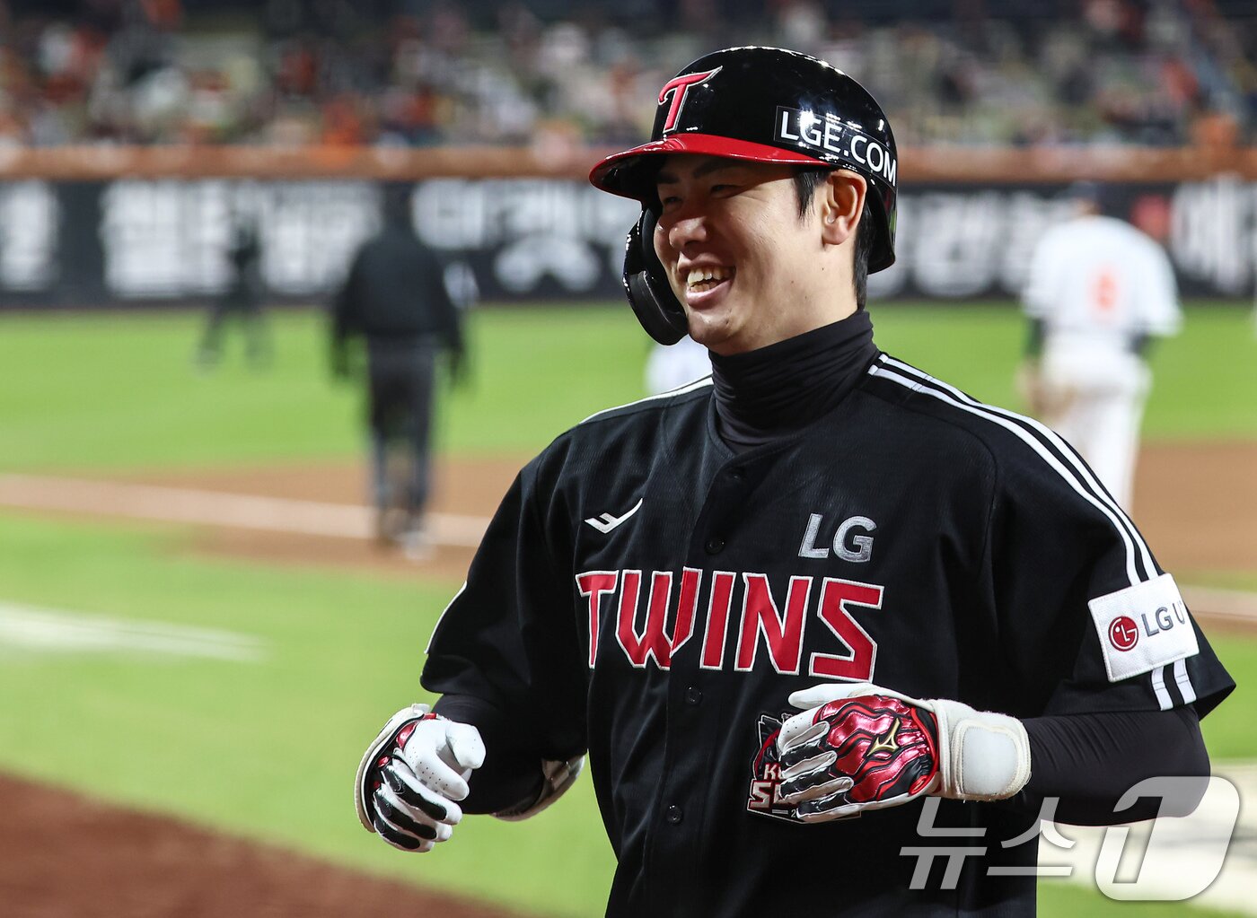 본문 이미지 - 31일 대전 한화생명볼파크에서 열린 프로야구 2025 신한 SOL뱅크 KBO 포스트시즌 한국시리즈 5차전 LG 트윈스와 한화 이글스의 경기, 9회초 1사 만루 상황에서 LG 홍창기가 1타점 희생플라이를 치고 더그아웃으로 향하며 기뻐하고 있다. 2025.10.31/뉴스1 ⓒ News1 김도우 기자