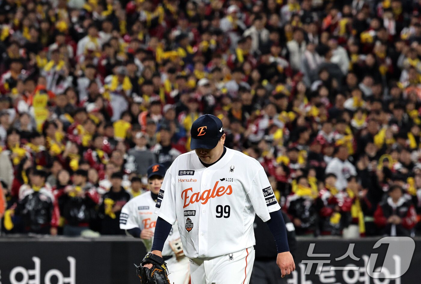 본문 이미지 - 31일 대전 한화생명볼파크에서 열린 프로야구 2025 신한 SOL뱅크 KBO 포스트시즌 한국시리즈 5차전 LG 트윈스와 한화 이글스의 경기, 한화 류현진이 9회초 1실점으로 이닝을 마치고 더그아웃으로 향하고 있다. 2025.10.31/뉴스1 ⓒ News1 구윤성 기자