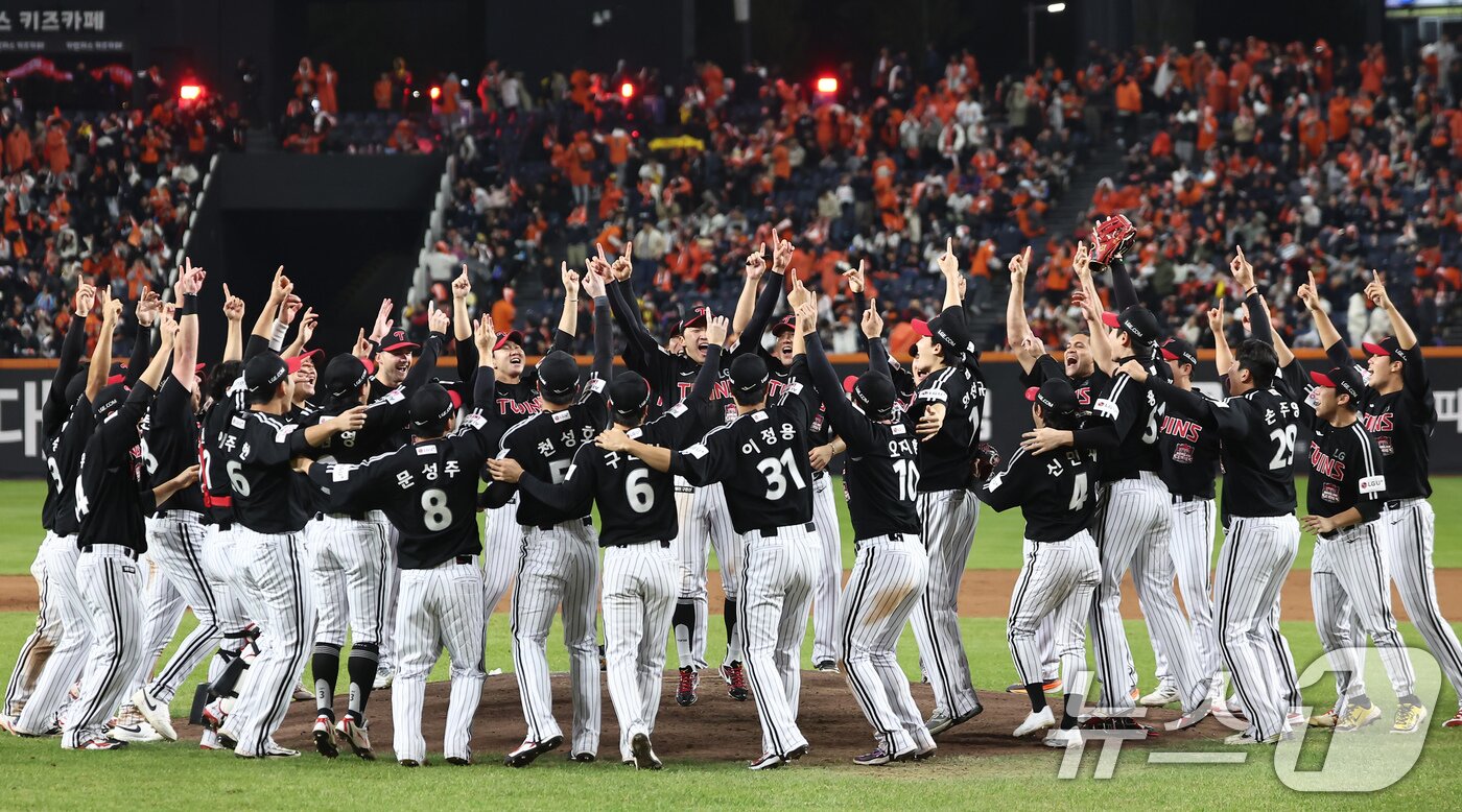 본문 이미지 - 31일 대전 한화생명 볼파크에서 열린 2025 신한 SOL뱅크 KBO 한국시리즈&#40;KS·7전 4선승제&#41; 5차전에서 한화 이글스를 4-1로 제압하고 통합 우승을 차지한 LG 선수들이 그라운드에 모여 환호하고 있다. 2025.10.31/뉴스1 ⓒ News1 김도우 기자