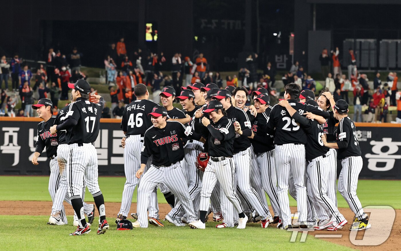 본문 이미지 - 31일 오후 대전 한화생명볼파크에서 열린 프로야구 2025 신한 SOL뱅크 KBO 한국시리즈 5차전 LG트윈스와 한화 이글스의 경기, 4대 1로 승리하며 통합 우승을 차지한 LG 선수들이 환호하고 있다. 2025.10.31/뉴스1 ⓒ News1 구윤성 기자