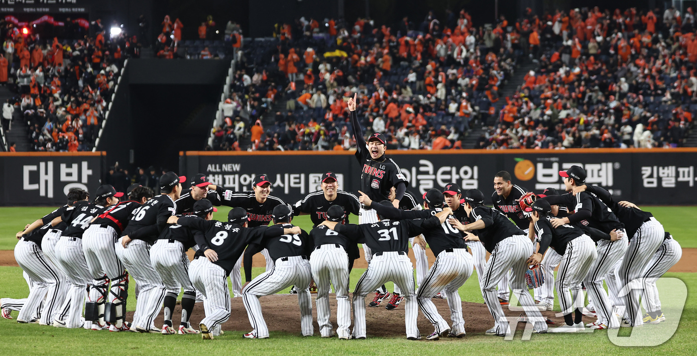 (대전=뉴스1) 김도우 기자 = 31일 대전 한화생명볼파크에서 열린 프로야구 2025 신한 SOL뱅크 KBO 포스트시즌 한국시리즈 5차전 LG 트윈스와 한화 이글스의 경기, 4대1 …
