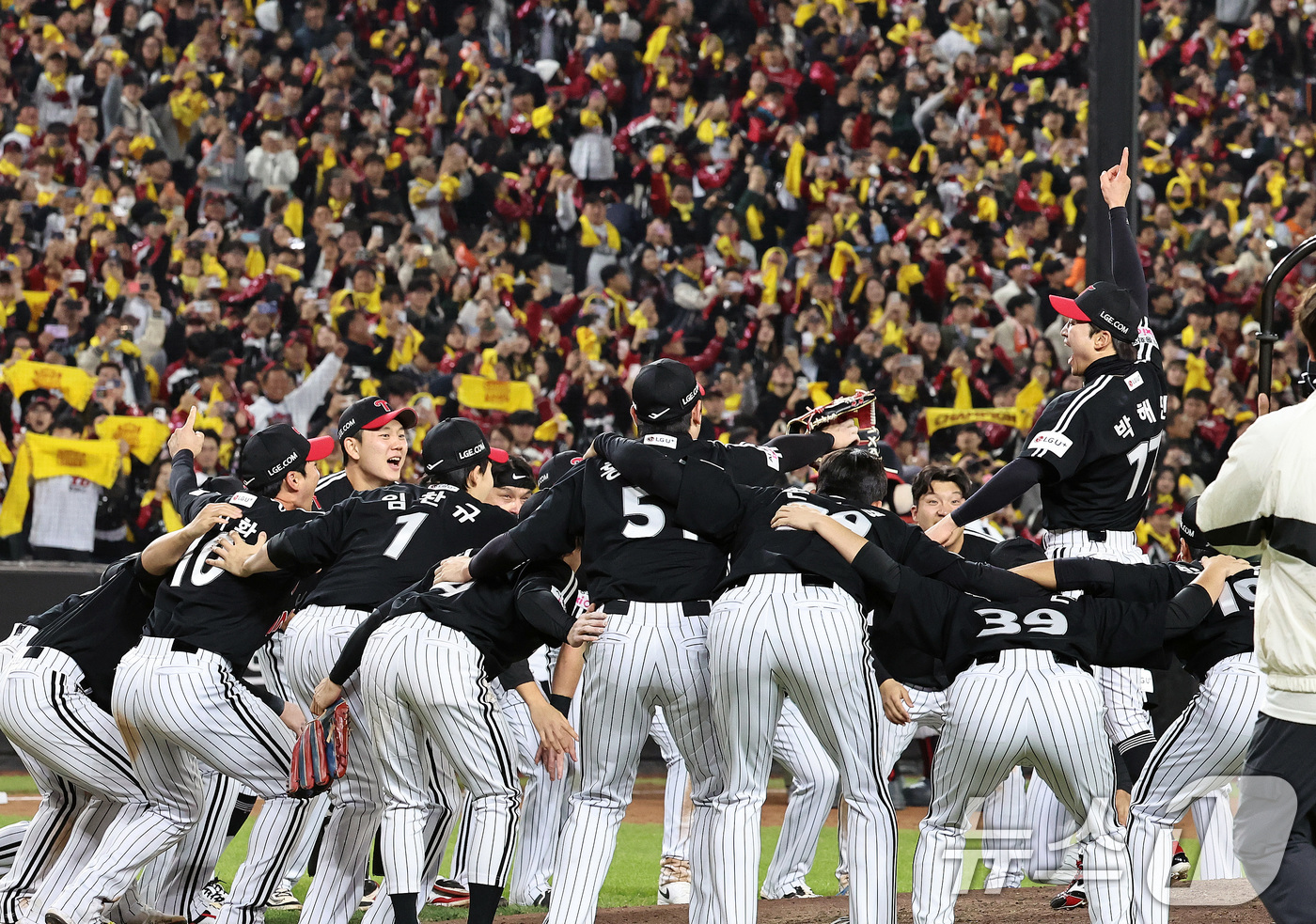 (대전=뉴스1) 구윤성 기자 = 31일 오후 대전 한화생명볼파크에서 열린 프로야구 2025 신한 SOL뱅크 KBO 한국시리즈 5차전 LG트윈스와 한화 이글스의 경기, 4대 1로 승 …