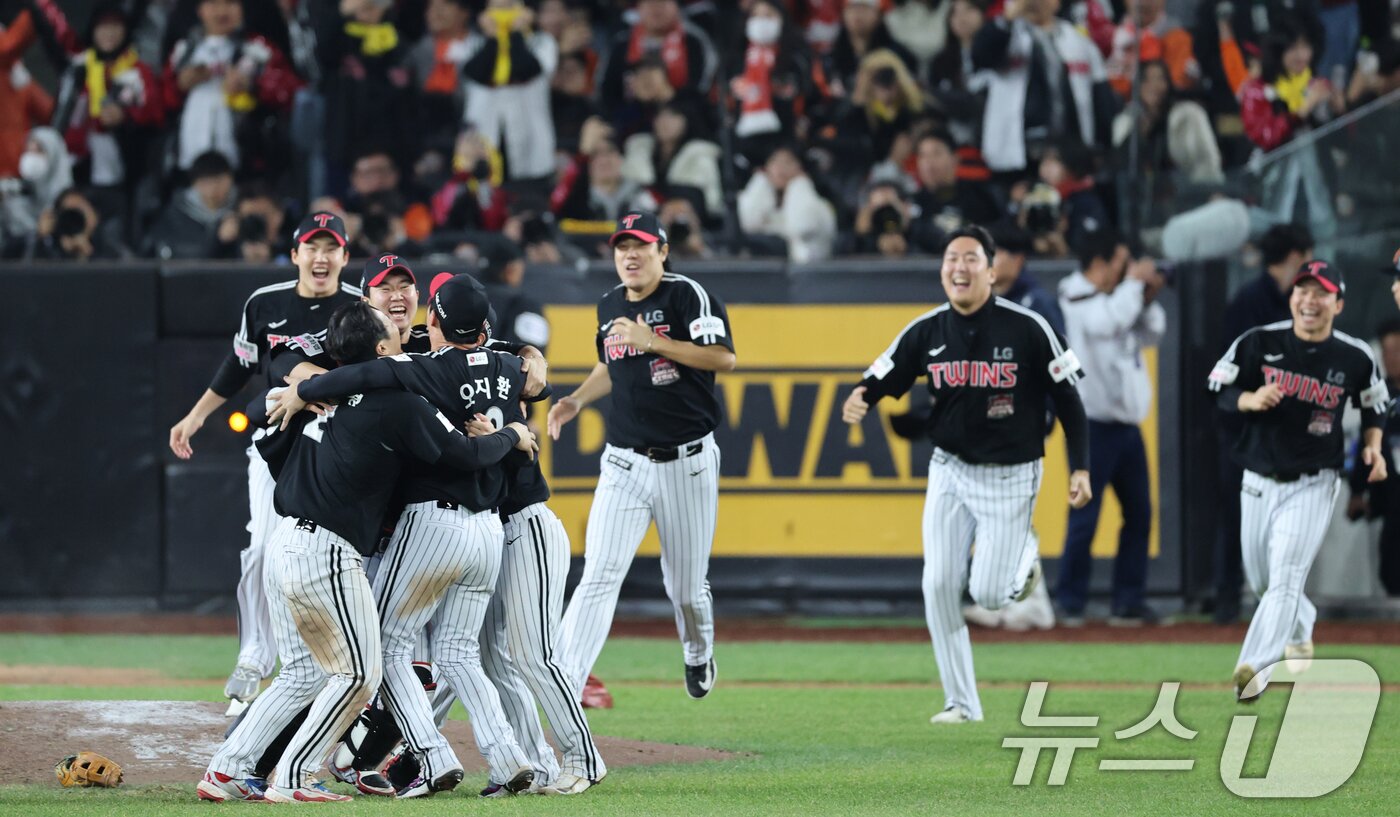 본문 이미지 - 31일 대전 한화생명 볼파크에서 열린 2025 신한 SOL뱅크 KBO 한국시리즈&#40;KS·7전 4선승제&#41; 5차전에서 한화 이글스를 4-1로 제압하고 통합 우승을 차지한 LG 선수들이 그라운드에 모여 환호하고 있다. 2025.10.31/뉴스1 ⓒ News1 김기태 기자