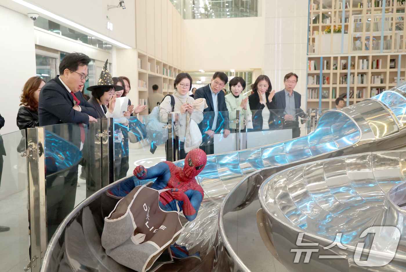 (서울=뉴스1) = 박일하 동작구청장이 31일 서울 동작구 상도동 동작구청에서 열린 제1회 핼러윈 축제에서 스파이더맨 복장을 하고 '동작스타 슬라이드'를 타고 내려오는 주민을 보고 …