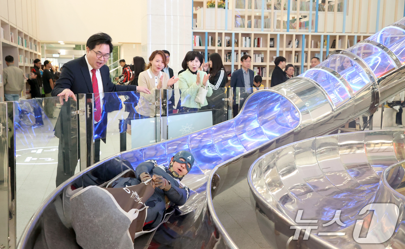 (서울=뉴스1) = 박일하 동작구청장이 31일 서울 동작구 상도동 동작구청에서 열린 제1회 핼러윈 축제에서 캡틴아메리카 복장을 하고 '동작스타 슬라이드'를 타고 내려오는 주민을 보 …