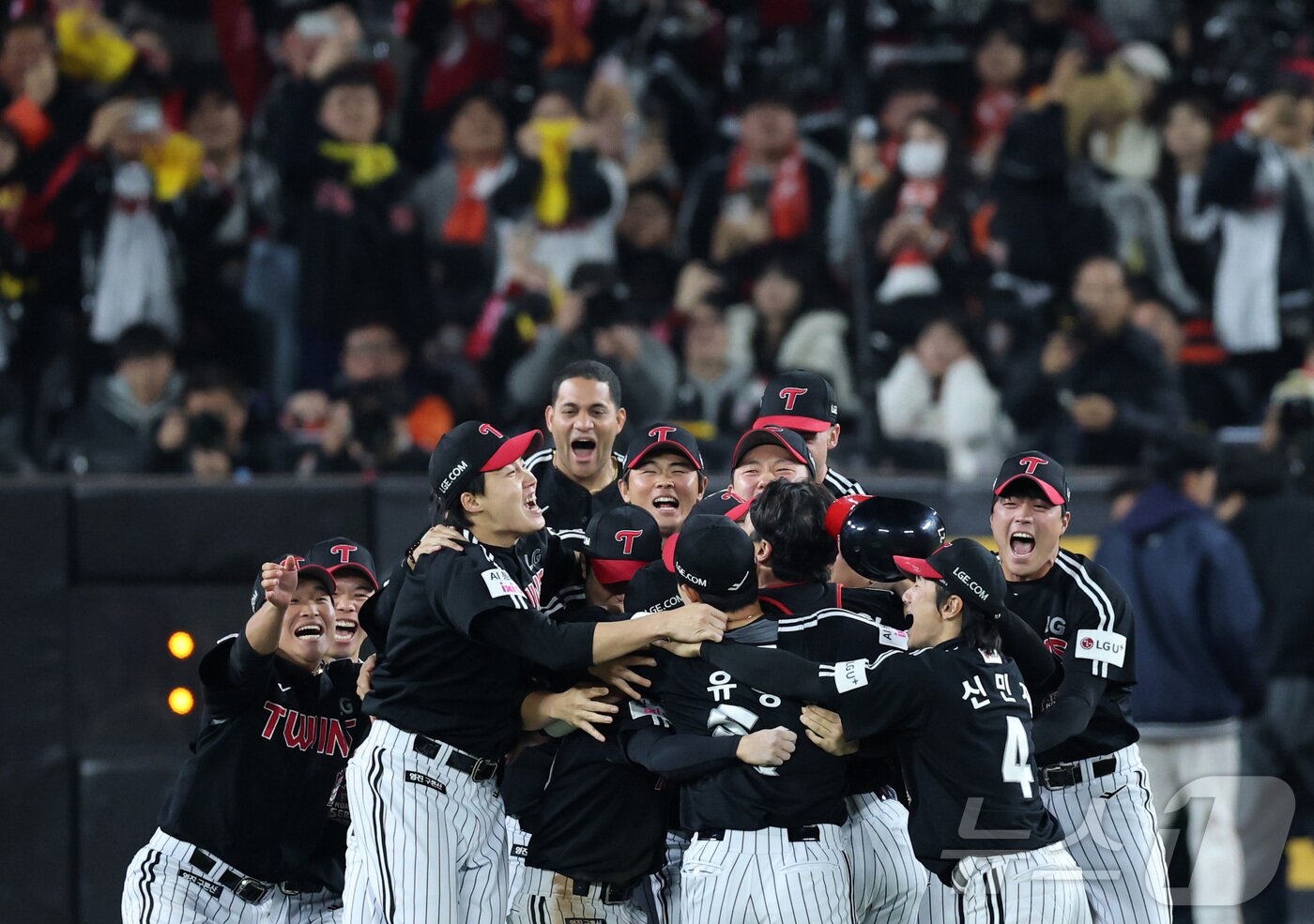 본문 이미지 - 31일 대전 한화생명 볼파크에서 열린 2025 신한 SOL뱅크 KBO 한국시리즈&#40;KS·7전 4선승제&#41; 5차전에서 한화 이글스를 4-1로 제압하고 통합 우승을 차지한 LG 선수들이 그라운드에 모여 환호하고 있다. 2025.10.31/뉴스1 ⓒ News1 김기태 기자