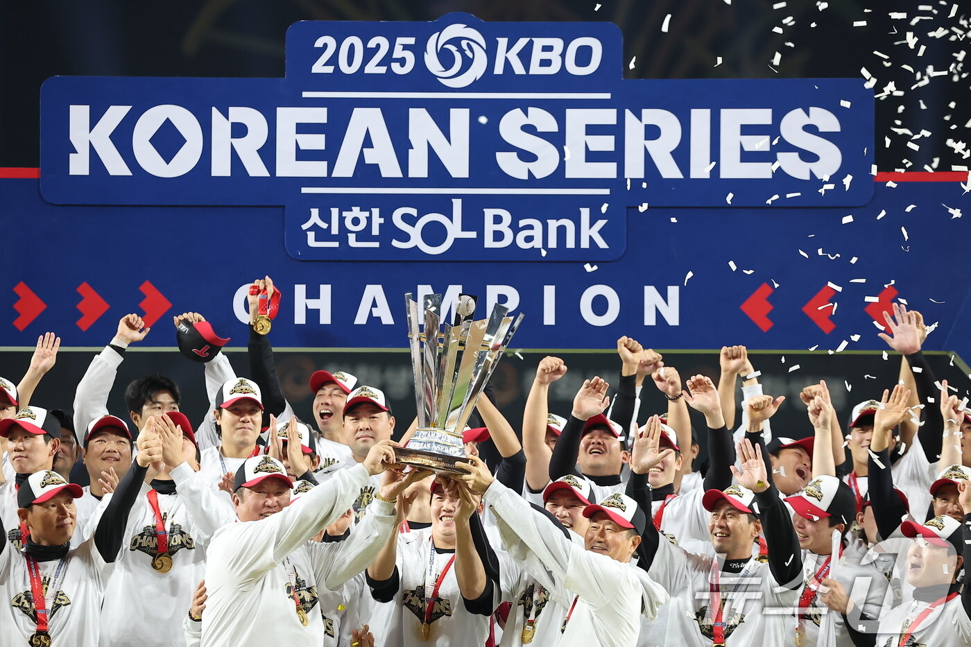 본문 이미지 - 31일 대전 한화생명 볼파크에서 열린 2025 신한 SOL뱅크 KBO 한국시리즈&#40;KS·7전 4선승제&#41; 5차전에서 한화 이글스를 4-1로 제압하고 통합 우승을 차지한 LG 선수들이 우승 트로피를 들어올리고 있다. 2025.10.31/뉴스1 ⓒ News1 김진환 기자