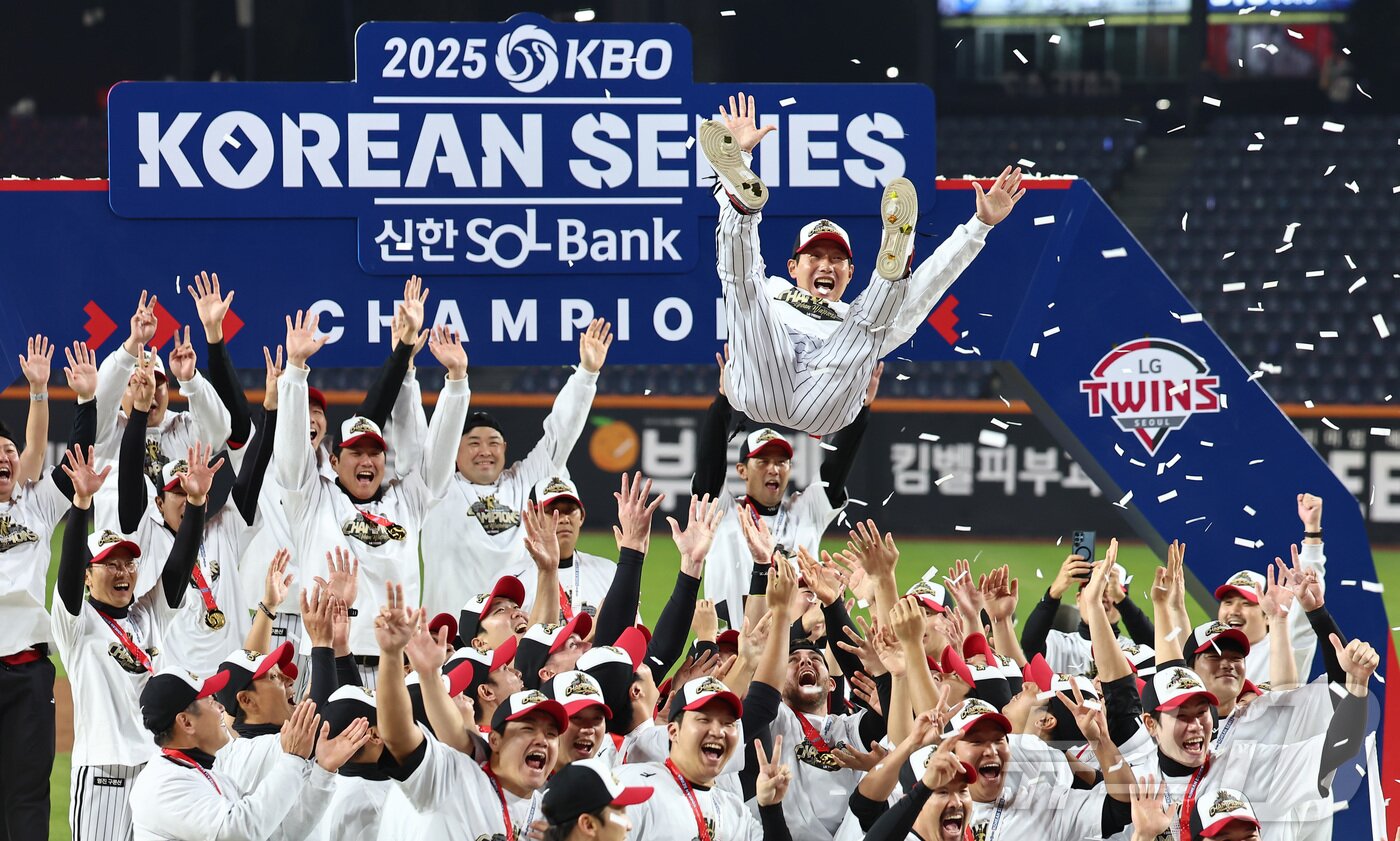 본문 이미지 - 31일 대전 한화생명 볼파크에서 열린 2025 신한 SOL뱅크 KBO 한국시리즈&#40;KS·7전 4선승제&#41; 5차전에서 한화 이글스를 4-1로 제압하고 통합 우승을 차지한 LG 염경엽 감독이 헹가래를 받고 있다. 2025.10.31/뉴스1 ⓒ News1 김도우 기자