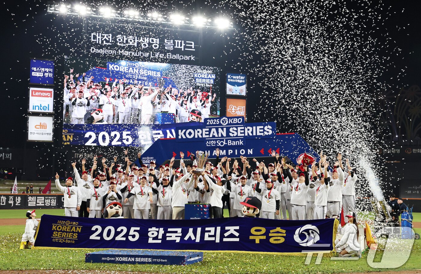 본문 이미지 - 31일 오후 대전 한화생명볼파크에서 열린 프로야구 2025 신한 SOL뱅크 KBO 한국시리즈 5차전 LG트윈스와 한화 이글스의 경기, 4대 1로 승리하며 통합 우승을 차지한 LG 선수들이 트로피를 들어올리며 기쁨을 만끽하고 있다. 2025.10.31/뉴스1 ⓒ News1 구윤성 기자