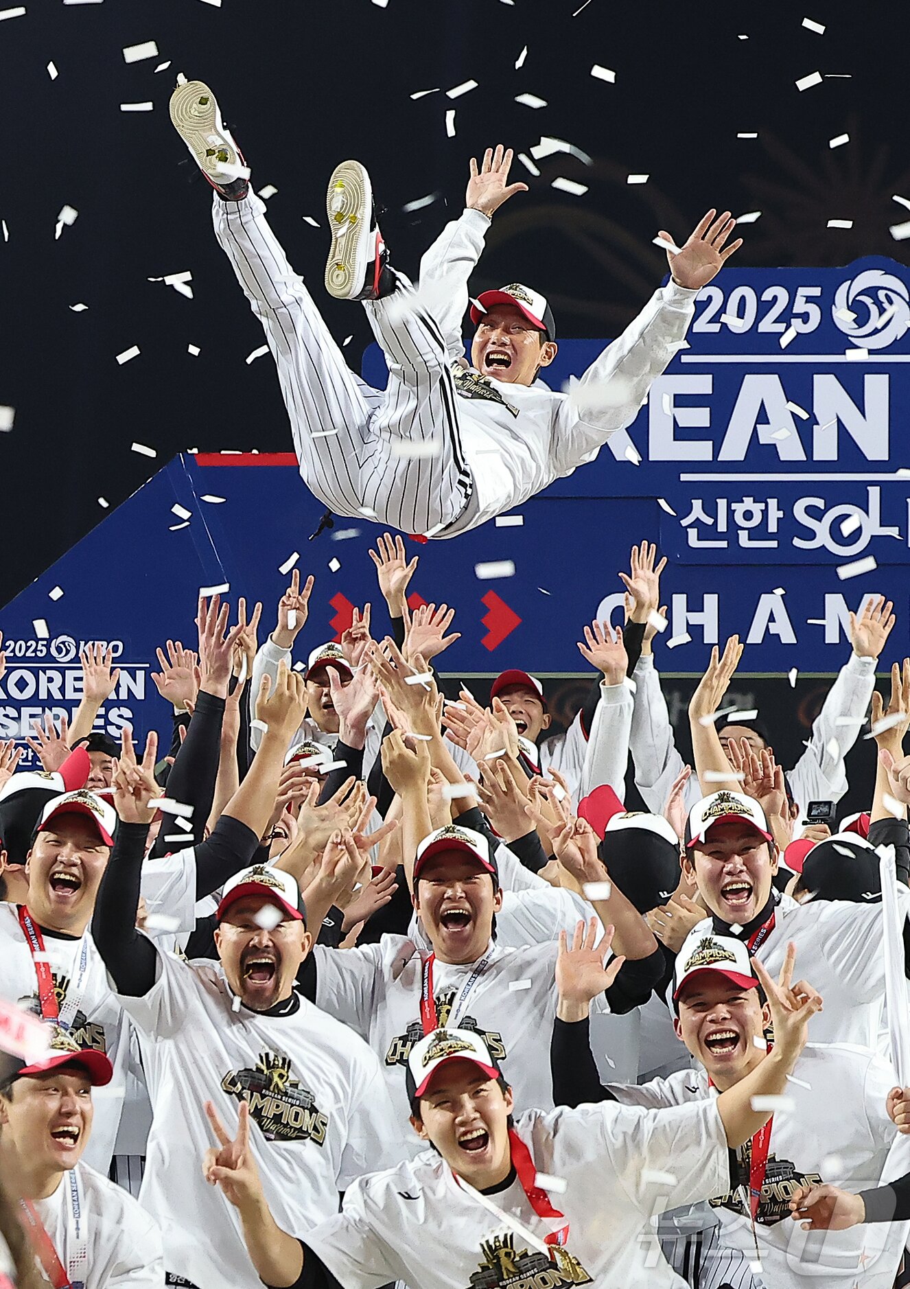 본문 이미지 - 31일 대전 한화생명 볼파크에서 열린 2025 신한 SOL뱅크 KBO 한국시리즈&#40;KS·7전 4선승제&#41; 5차전에서 한화 이글스를 4-1로 제압하고 통합 우승을 차지한 LG 염경엽 감독이 선수들에게 헹가레를 받고 있다. 2025.10.31/뉴스1 ⓒ News1 김진환 기자
