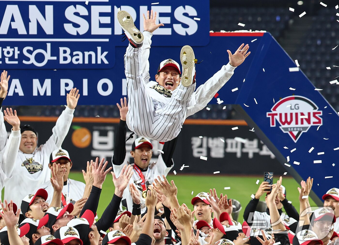 본문 이미지 - LG 트윈스 염경엽 감독이 지난해 한국시리즈 우승 후 헹가래를 받고 있다. 2025.10.31/뉴스1 ⓒ News1 김도우 기자