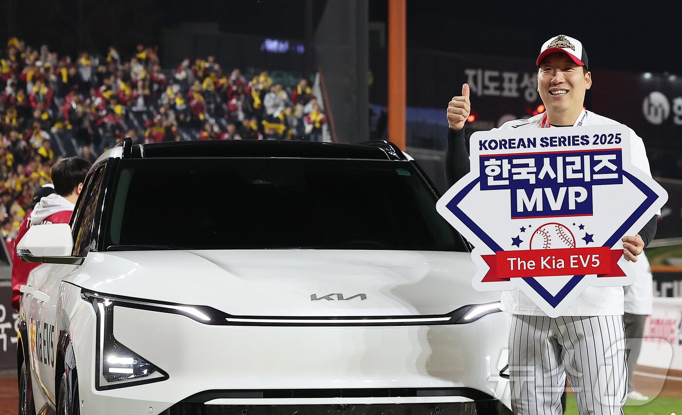 본문 이미지 - 31일 대전 한화생명 볼파크에서 열린 2025 신한 SOL뱅크 KBO 한국시리즈&#40;KS·7전 4선승제&#41; 5차전에서 한화 이글스를 4-1로 제압하고 통합 우승을 차지한 LG 김현수가 한국시리즈 MVP에 선정된 뒤 부상으로 받은 차량과 함께 기념 촬영을 하고 있다. 2025.10.31/뉴스1 ⓒ News1 김진환 기자