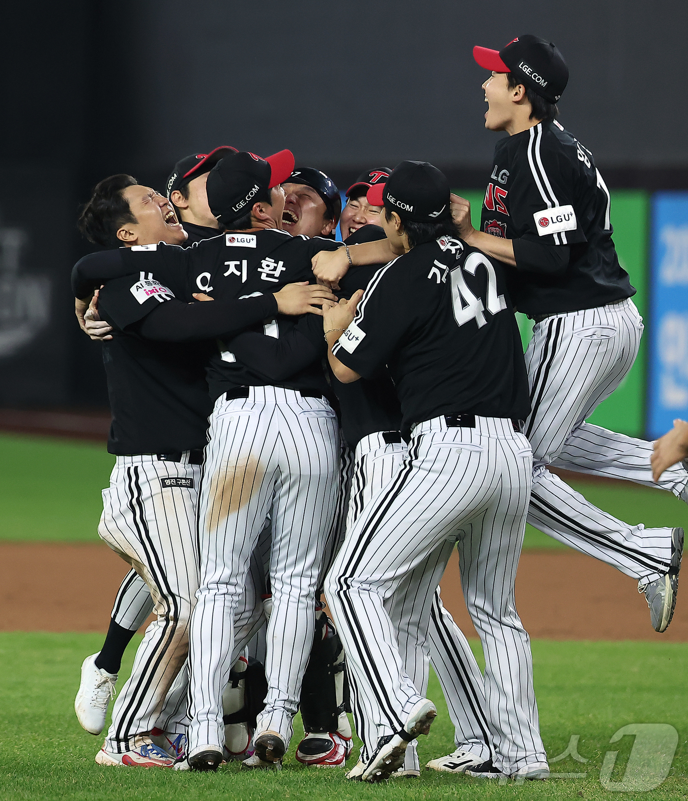 (대전=뉴스1) 김진환 기자 = 31일 대전 한화생명 볼파크에서 열린 2025 신한 SOL뱅크 KBO 한국시리즈(KS·7전 4선승제) 5차전에서 한화 이글스를 4-1로 제압하고 통 …