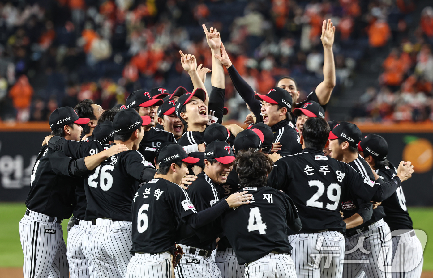 (대전=뉴스1) 김도우 기자 = 31일 대전 한화생명볼파크에서 열린 프로야구 2025 신한 SOL뱅크 KBO 포스트시즌 한국시리즈 5차전 LG 트윈스와 한화 이글스의 경기, 4대1 …