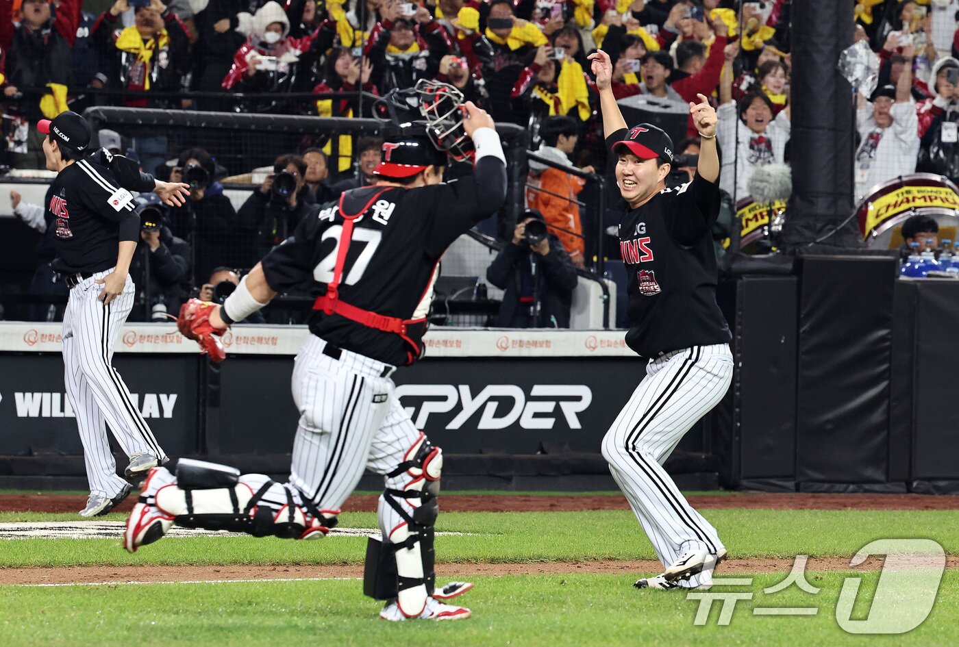 본문 이미지 - 31일 오후 대전 한화생명볼파크에서 열린 프로야구 2025 신한 SOL뱅크 KBO 한국시리즈 5차전 LG트윈스와 한화 이글스의 경기, 4대 1로 승리하며 통합 우승을 차지한 LG 유영찬, 박동원이 환호하고 있다. 2025.10.31/뉴스1 ⓒ News1 구윤성 기자