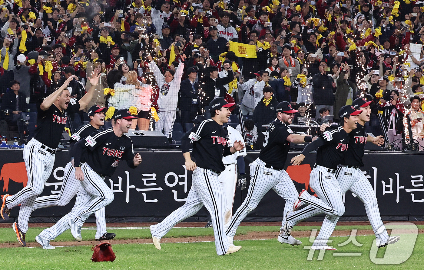 (대전=뉴스1) 구윤성 기자 = 31일 오후 대전 한화생명볼파크에서 열린 프로야구 2025 신한 SOL뱅크 KBO 한국시리즈 5차전 LG트윈스와 한화 이글스의 경기, 4대 1로 승 …