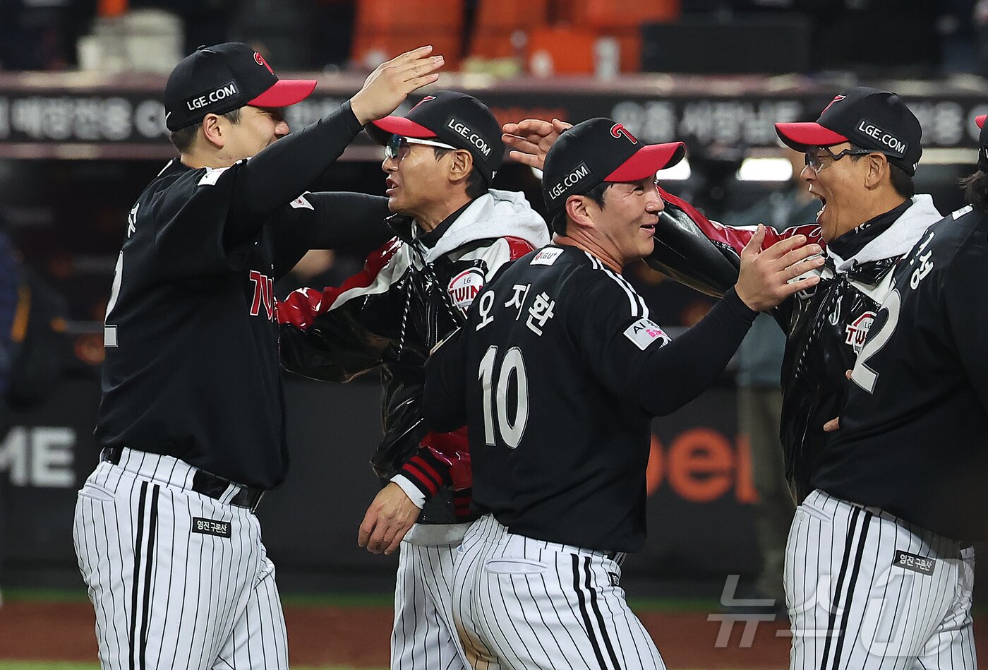 본문 이미지 - 31일 대전 한화생명볼파크에서 열린 프로야구 2025 신한 SOL뱅크 KBO 포스트시즌 한국시리즈 5차전 LG 트윈스와 한화 이글스의 경기, 4대1 승리를 거두며 2년 만에 통합우승을 달성한 LG 염경엽 감독이 선수들과 기쁨을 나누고 있다. 2025.10.31/뉴스1 ⓒ News1 김진환 기자