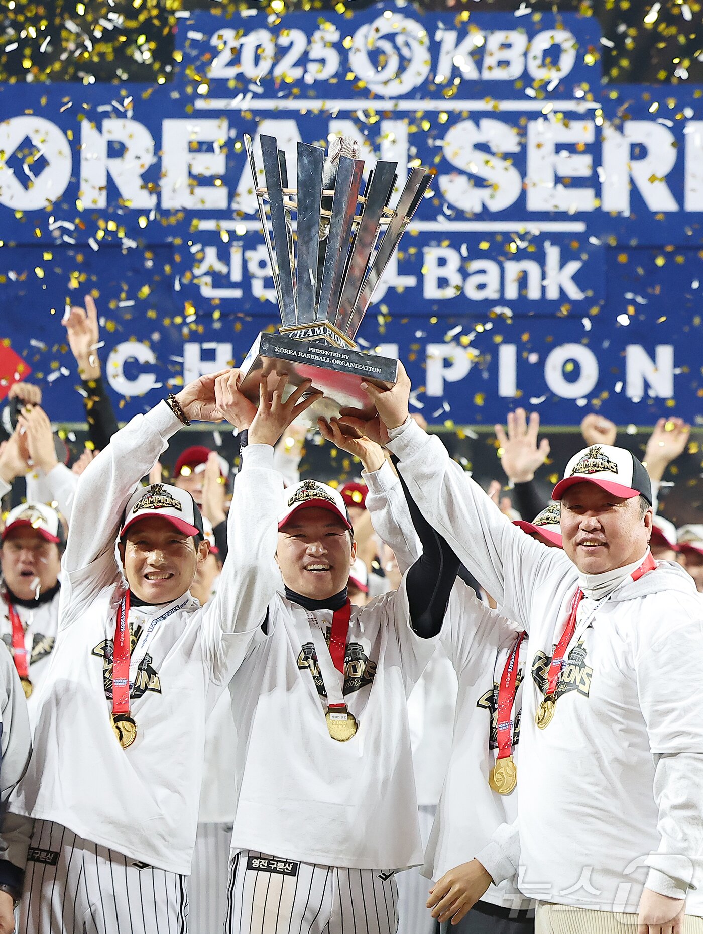 본문 이미지 - 왼쪽부터 LG 트윈스의 염경엽 감독, 박해민, 차명석 단장. 2025.10.31/뉴스1 ⓒ News1 김진환 기자