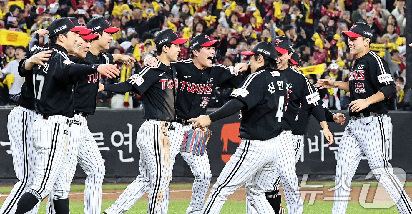 (대전=뉴스1) 구윤성 기자 = 31일 오후 대전 한화생명볼파크에서 열린 프로야구 2025 신한 SOL뱅크 KBO 한국시리즈 5차전 LG트윈스와 한화 이글스의 경기, 4대 1로 승 …