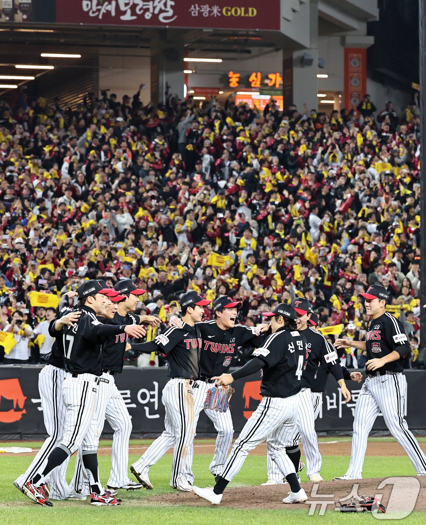 본문 이미지 - 31일 오후 대전 한화생명볼파크에서 열린 프로야구 2025 신한 SOL뱅크 KBO 한국시리즈 5차전 LG트윈스와 한화 이글스의 경기, 4대 1로 승리하며 통합 우승을 차지한 LG 선수들이 그라운드로 뛰어나와 환호하고 있다. 2025.10.31/뉴스1 ⓒ News1 구윤성 기자