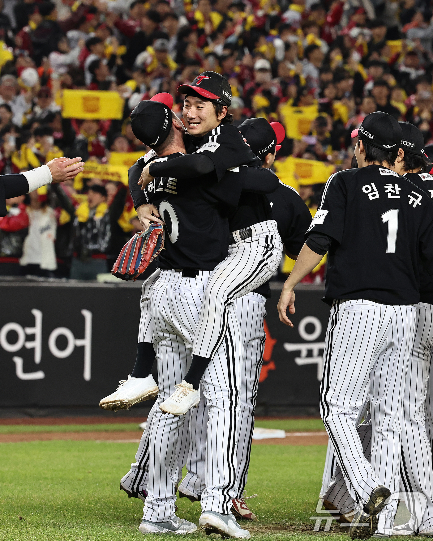 (대전=뉴스1) 구윤성 기자 = 31일 오후 대전 한화생명볼파크에서 열린 프로야구 2025 신한 SOL뱅크 KBO 한국시리즈 5차전 LG트윈스와 한화 이글스의 경기, 4대 1로 승 …