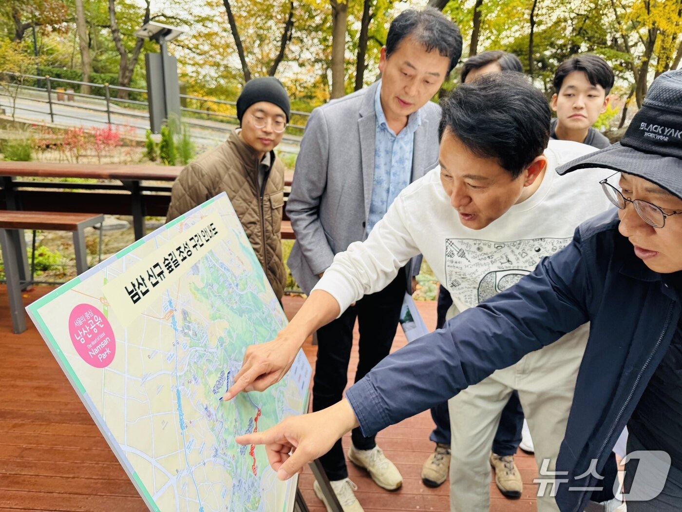 본문 이미지 - 오세훈 서울시장이 &#39;남산 하늘숲길&#39; 현장에서 관계자 설명을 듣고 있다. 2025.10.31/뉴스1 ⓒ News1 한지명 기자