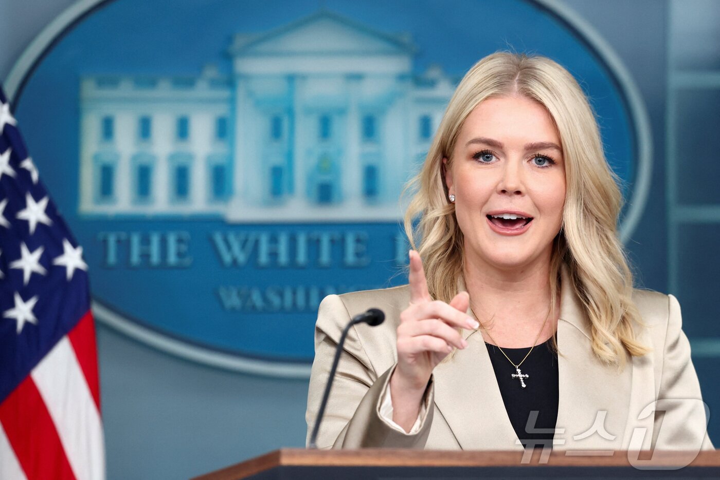 본문 이미지 - 캐롤라인 레빗 백악관 대변인이 3일(현지시간) 백악관에서 언론 브리핑을 하고 있다. 2025.10.03. ⓒ 로이터=뉴스1 ⓒ News1 류정민 특파원