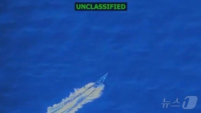 본문 이미지 - 피트 헤그세스 미국 전쟁부 장관이 3일&#40;현지시간&#41; 엑스&#40;X&#41; 계정에 게시한 마약 운반선 공격 영상. 공격을 받기 직전 모습이다.&#40;헤그세스 엑스 계정 캡처, 재판매 및 DB금지&#41; ⓒ News1 류정민 특파원