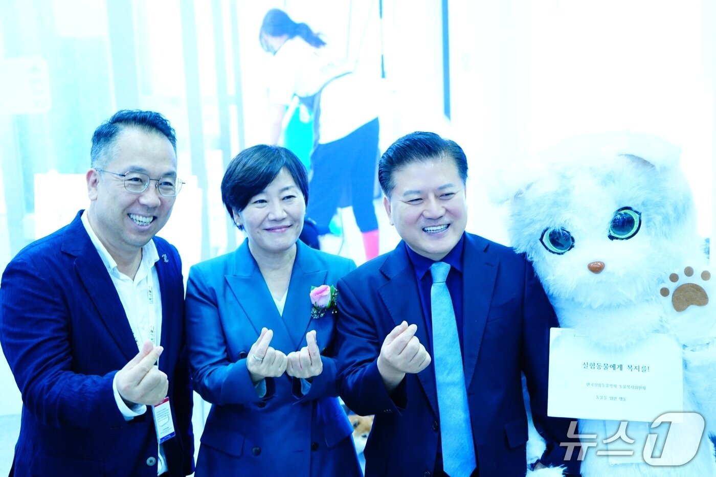 본문 이미지 - 송미령 장관이 9월 26일 열린 '동물보호의 날'에서 최광용 우리와 대표(왼쪽), 김재영 국경없는 수의사회 대표와 사진을 찍고 있다. ⓒ 뉴스1