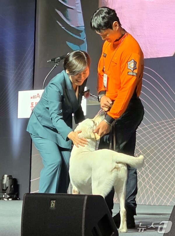 본문 이미지 - 송미령 장관이 9월 26일 열린 '동물보호의 날'에서 봉사동물과 교감하고 있다. ⓒ 뉴스1 한송아 기자