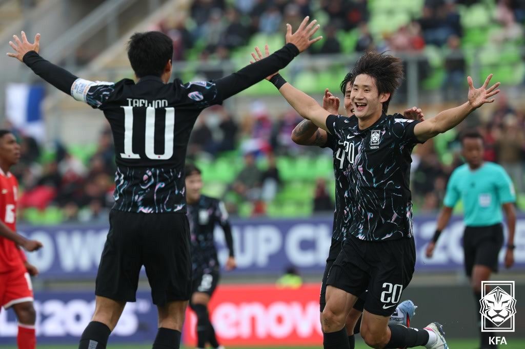 본문 이미지 - 신민하가 파나마전 1-1 상황에서 헤더골을 성공시킨 뒤 환호하고 있다.&#40;대한축구협회 제공&#41;