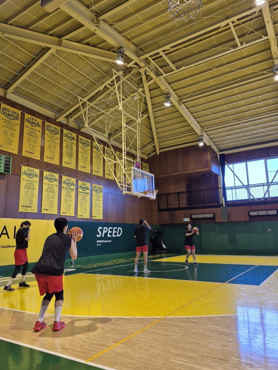 본문 이미지 - 일본 전지훈련 중인 BNK 선수들. &#40;WKBL 제공&#41;