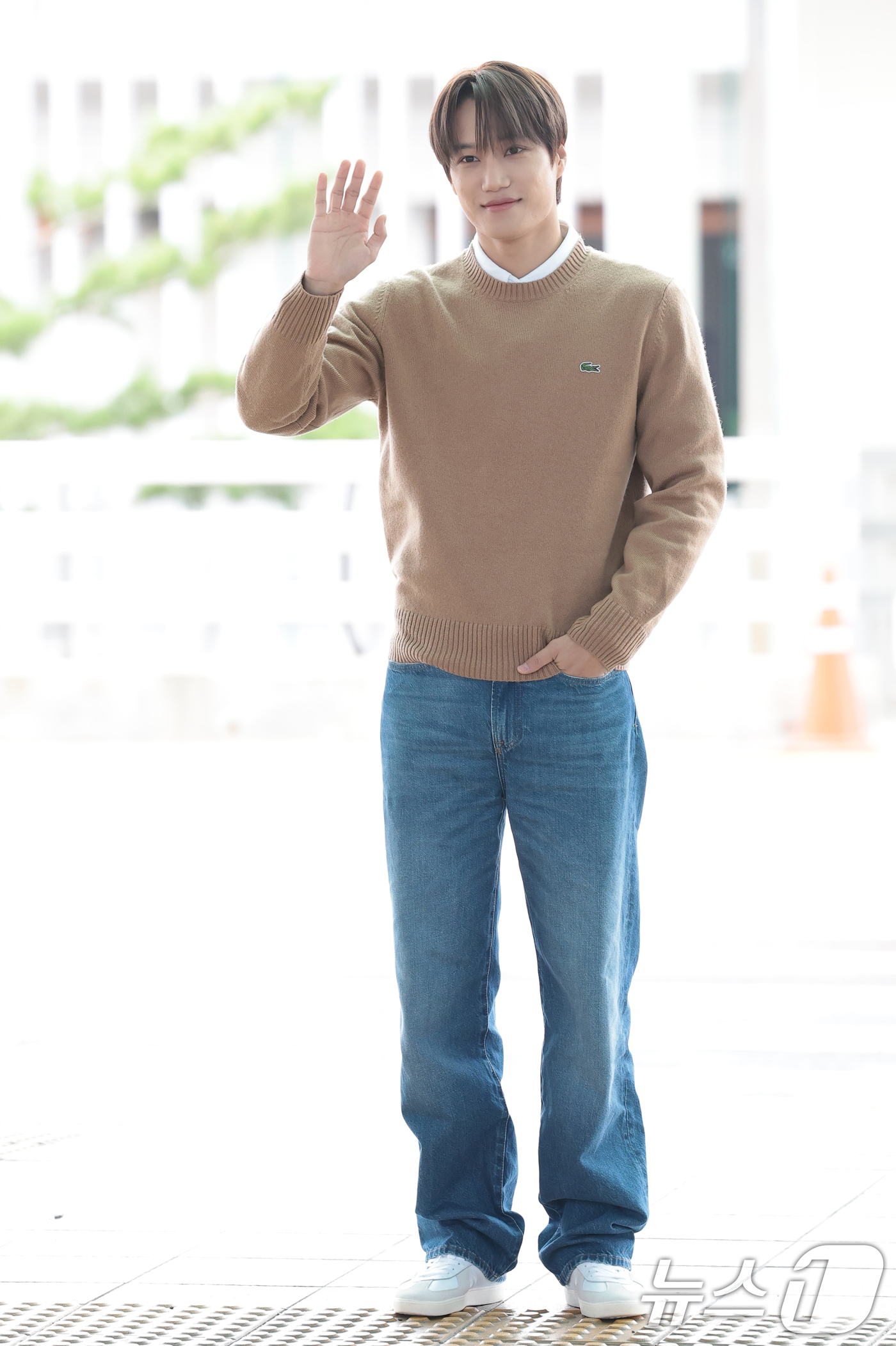 (인천공항=뉴스1) 권현진 기자 = 엑소 카이가 해외 일정을 위해 4일 인천국제공항을 통해 프랑스 파리로 출국하기 전 인사를 하고 있다. 2025.10.4/뉴스1