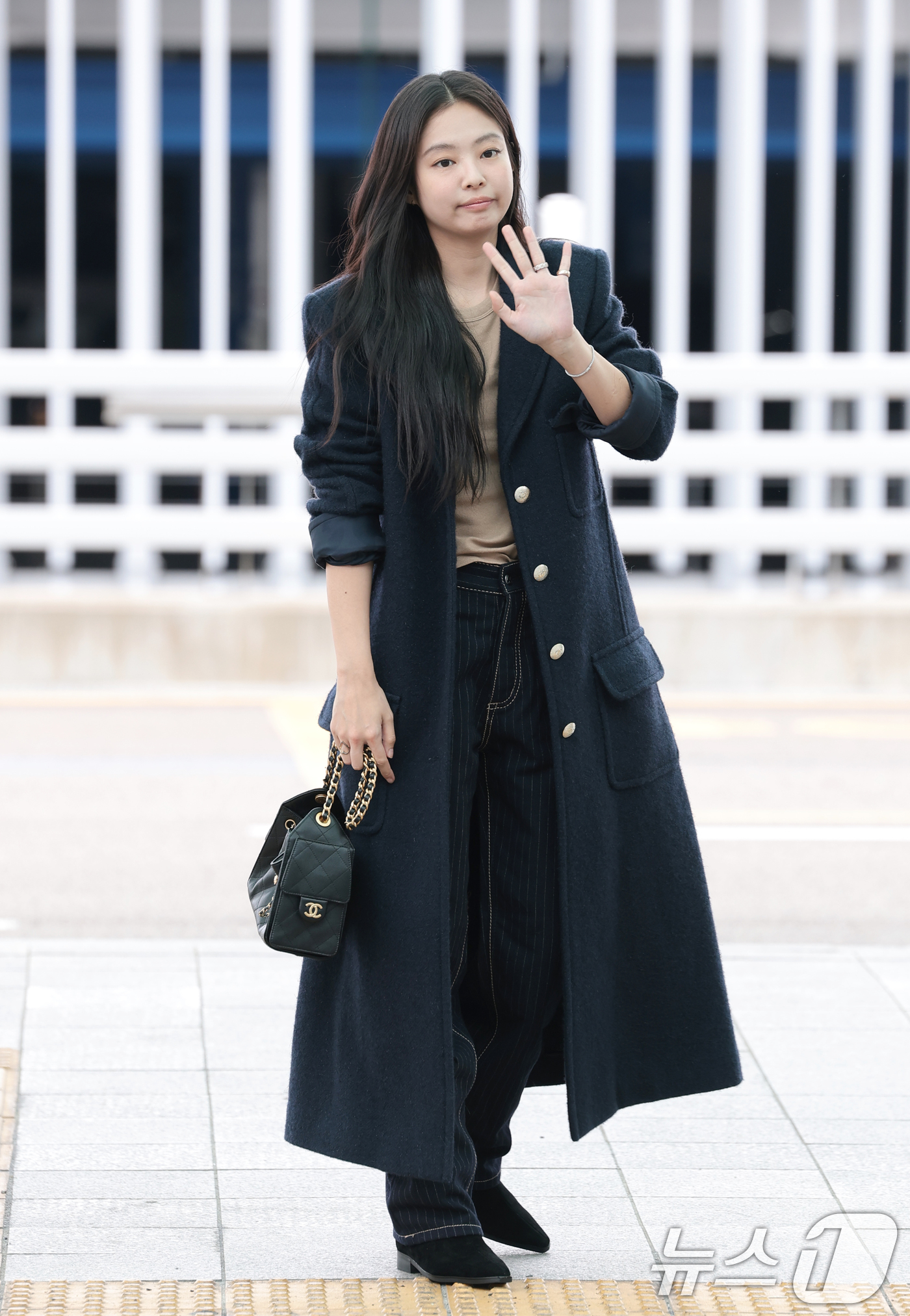 (인천공항=뉴스1) 권현진 기자 = 블랙핑크 제니가 해외 일정을 위해 4일 인천국제공항을 통해 프랑스 파리로 출국하기 전 인사를 하고 있다. 2025.10.4/뉴스1