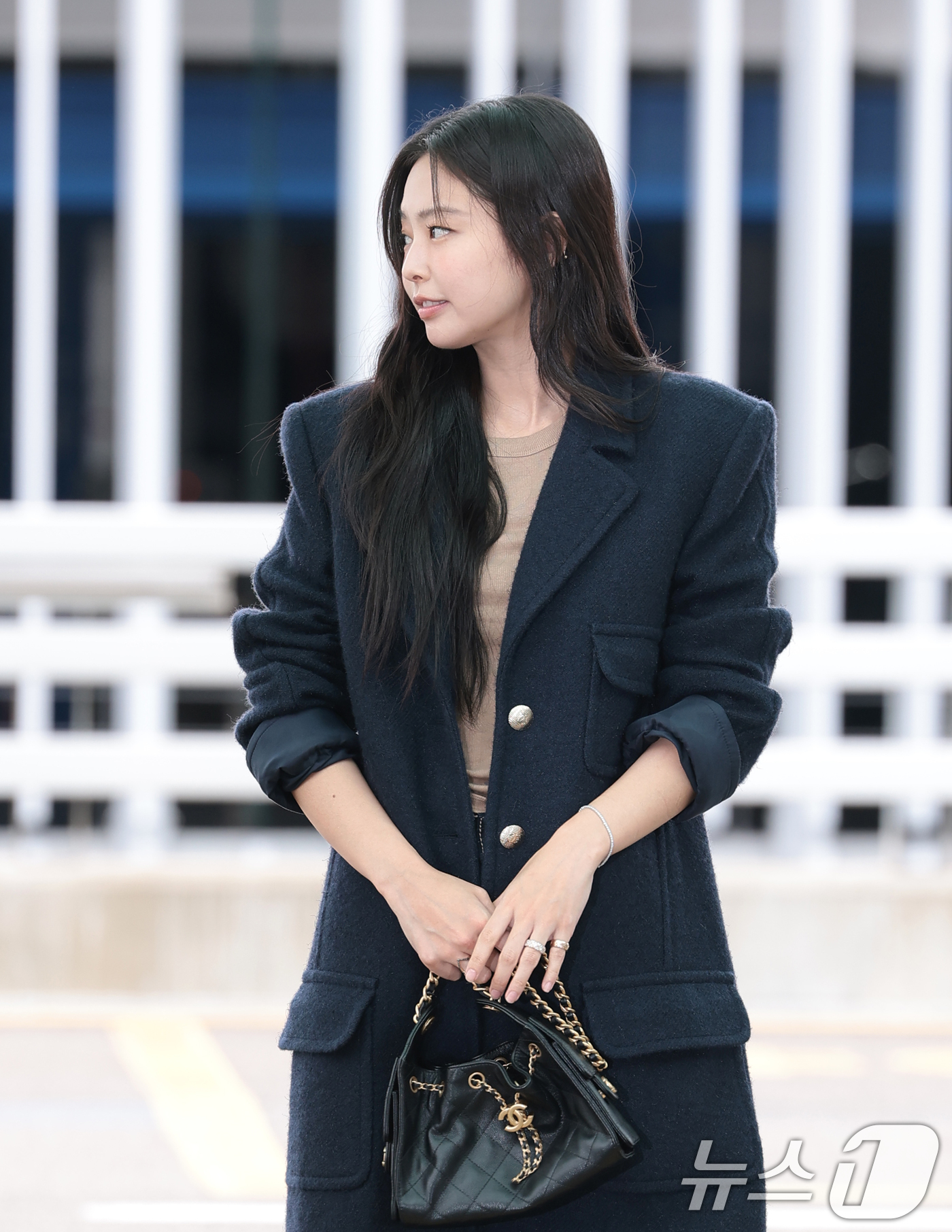(인천공항=뉴스1) 권현진 기자 = 블랙핑크 제니가 해외 일정을 위해 4일 인천국제공항을 통해 프랑스 파리로 출국하고 있다. 2025.10.4/뉴스1