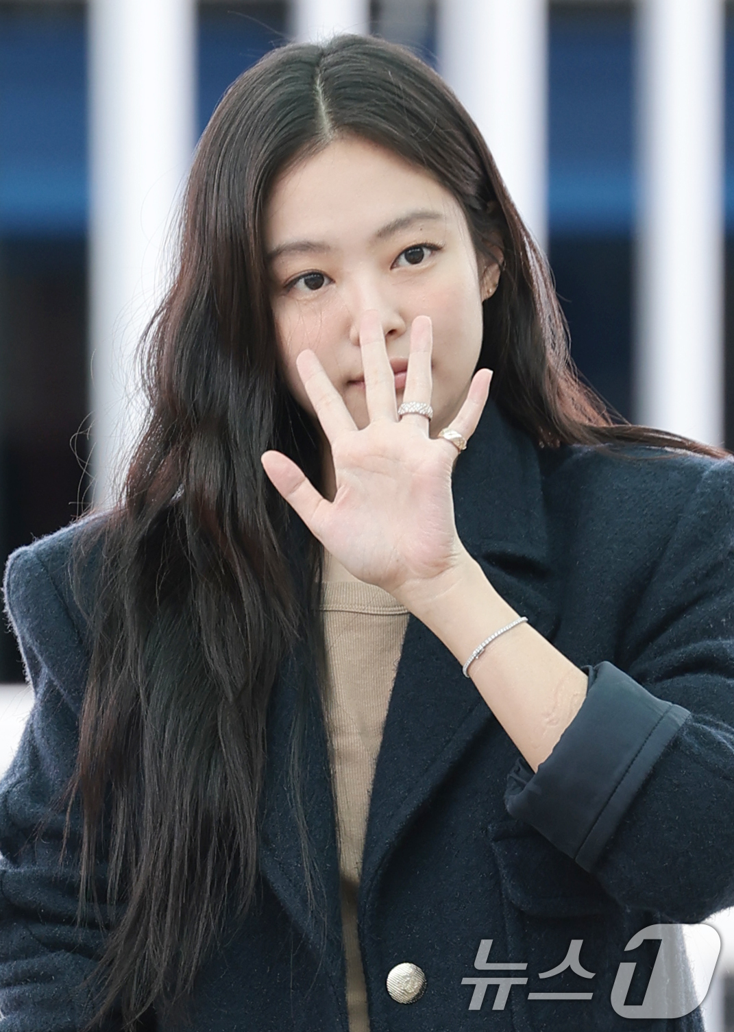 (인천공항=뉴스1) 권현진 기자 = 블랙핑크 제니가 해외 일정을 위해 4일 인천국제공항을 통해 프랑스 파리로 출국하기 전 인사를 하고 있다. 2025.10.4/뉴스1