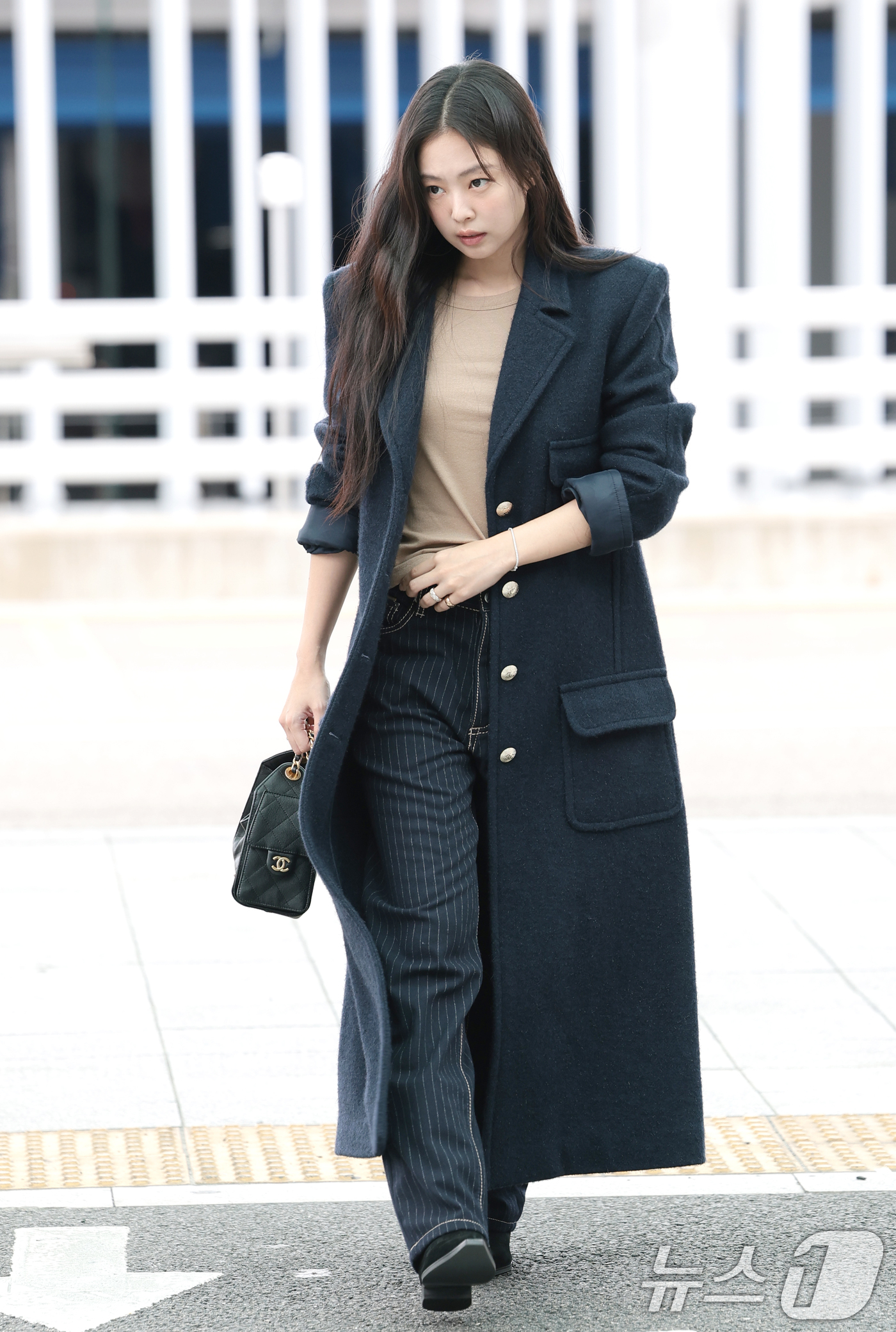 (인천공항=뉴스1) 권현진 기자 = 블랙핑크 제니가 해외 일정을 위해 4일 인천국제공항을 통해 프랑스 파리로 출국하고 있다. 2025.10.4/뉴스1