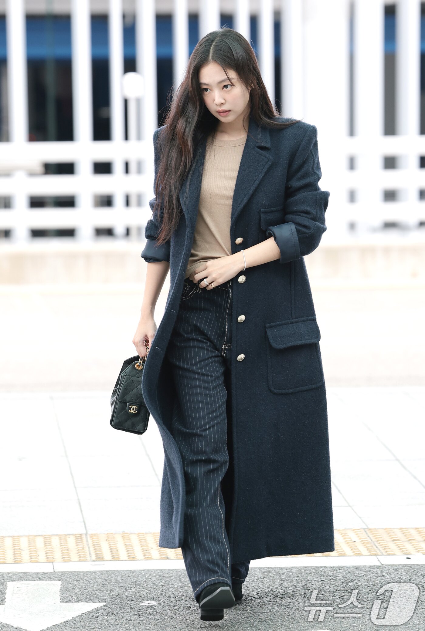 제니, 공항 런웨이