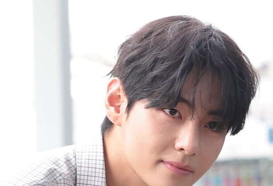 뷔, 출국하는 K-POP 왕자님