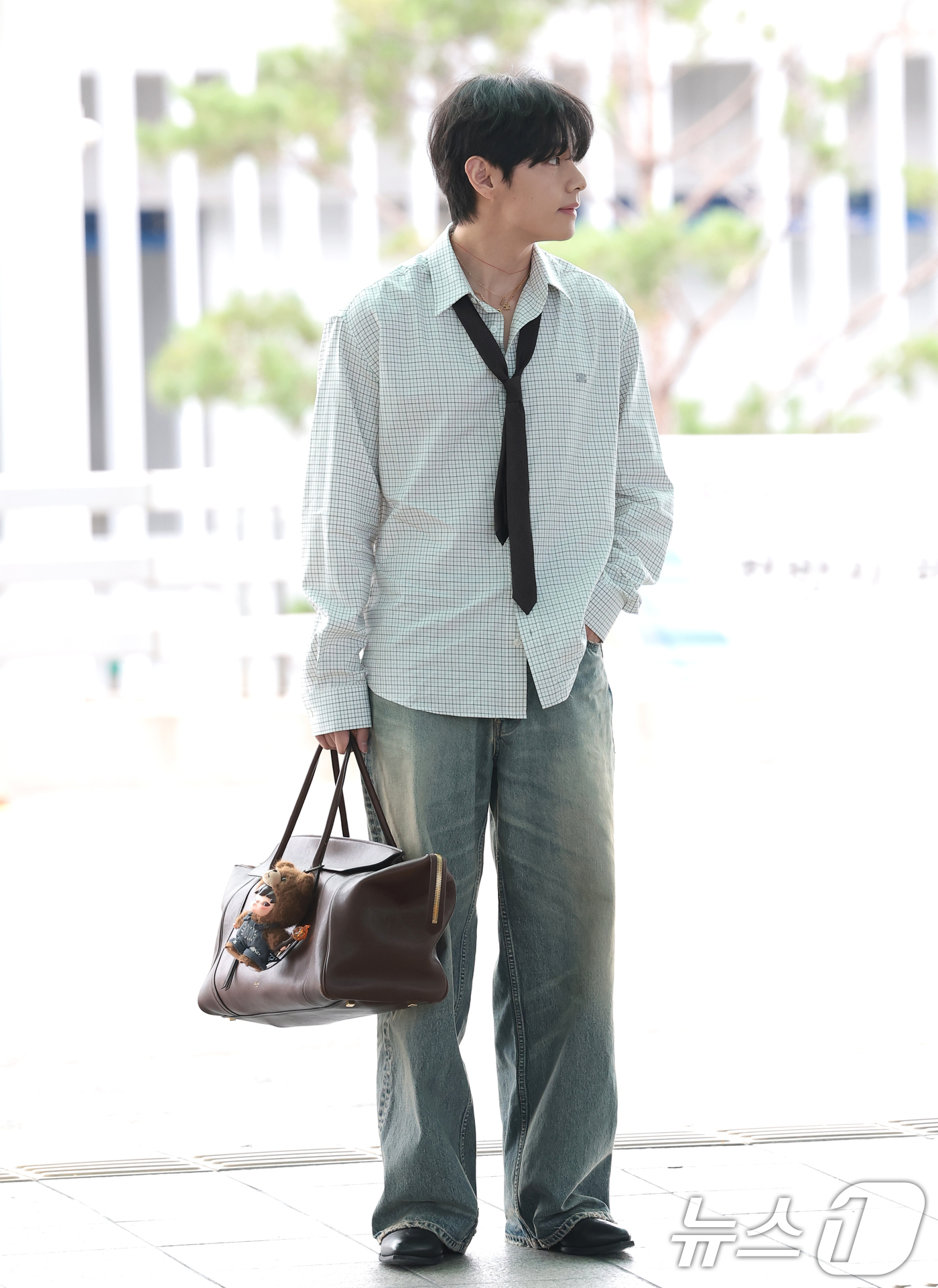 (인천공항=뉴스1) 권현진 기자 = 방탄소년단(BTS) 뷔가 해외 일정을 위해 4일 인천국제공항을 통해 프랑스 파리로 출국하고 있다. 2025.10.4/뉴스1